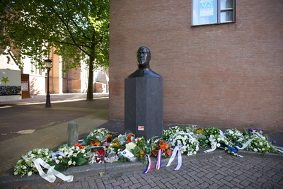 878129 Afbeelding van de bloemen die gelegd zijn bij het borstbeeld van oud-judoka Anton Geesink op het Jacobskerkhof ...
